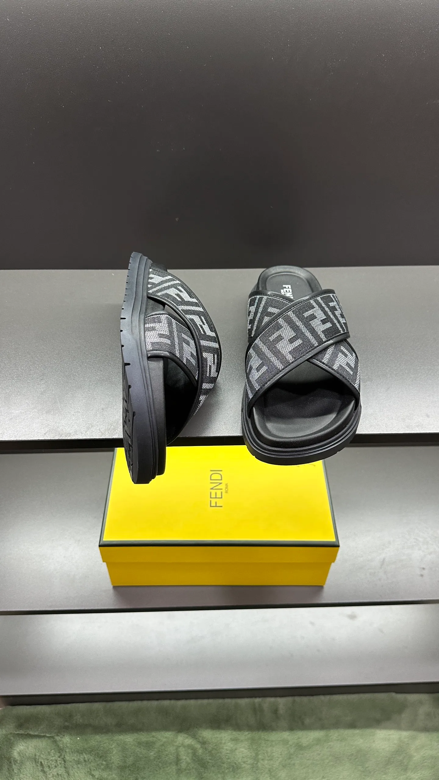 P300 [Fendi Slippers] High-end men's shoes brand, official website 1:1 latest masterpiece: original mold customization, fabrics made of imported original materials, upgraded outsole, lighter and non-slip. The market's top quality, simple yet tasteful, a must-have for fashionistas, fashionable at your feet, full of confidence, the same style at the counter 👍The season of summer slippers is here. Code: 38-45, 46 order